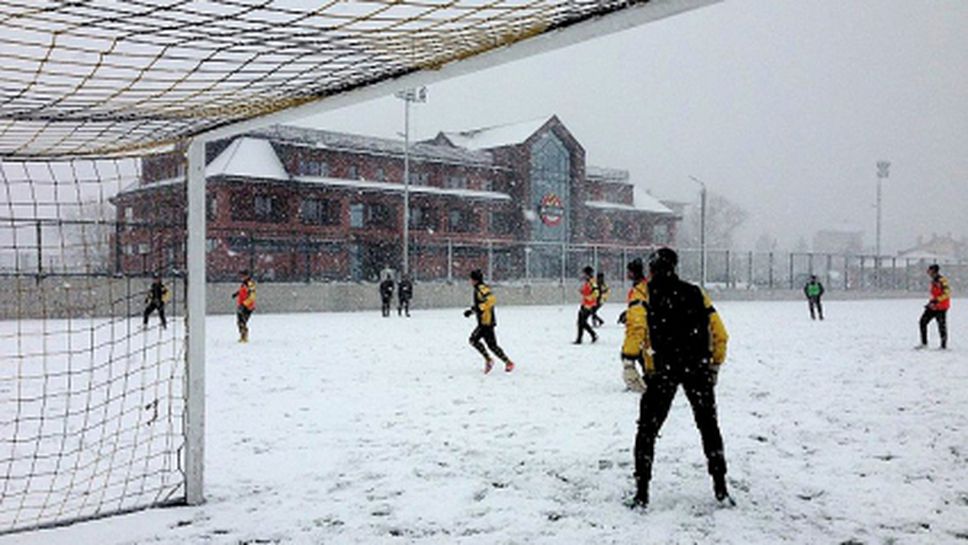 Футболистите на Ботев избраха да тренират под снежната виелица, вместо във фитнеса