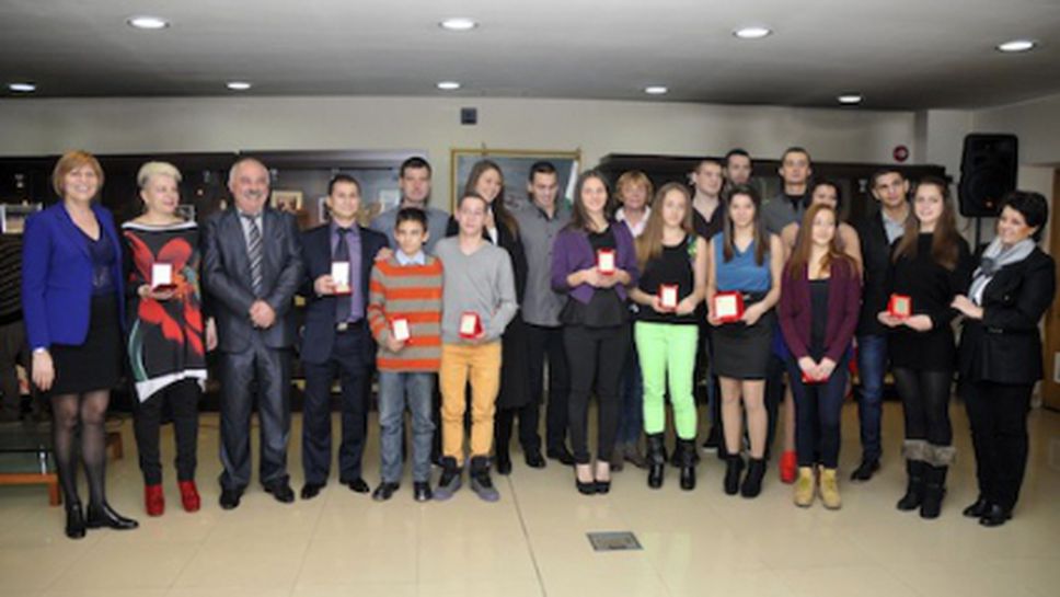 Министър Георгиева поздрави най-добрите ученици СУ "Ген. Владимир Стойчев"