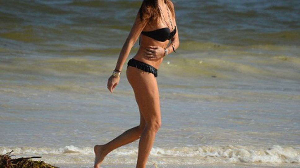 Елисабета Грегорачи отново секси на плажа (снимки)