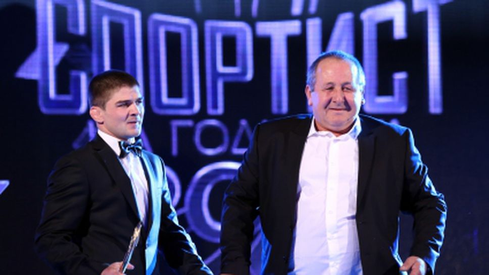 Министър Георгиева награждава с джип спортист №1 и треньор №1 на България