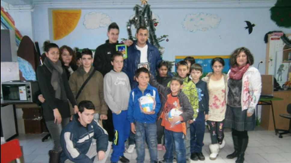 Волейболисти на Марек подариха подаръци на дома за деца лишени от родителски грижи "Олга Стоянова" в Дупница