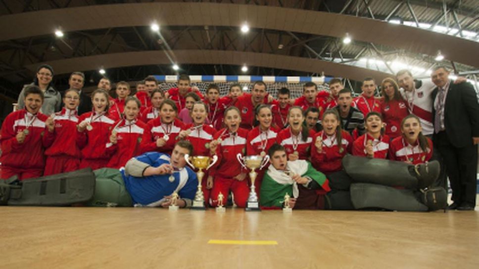 Сребро за юношите и девойките на Балканското по хокей в зала