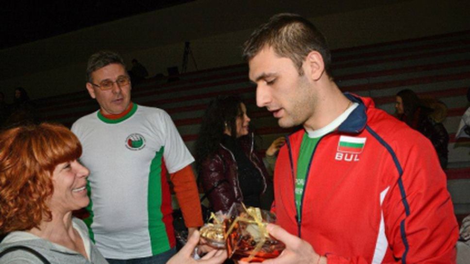 Националният фенклуб на България дари националите ни с подаръци