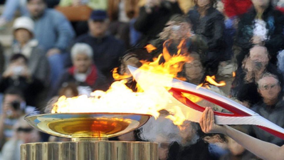 Щафетата с олимпийския огън се спря край парка с ледения автомат Калашников