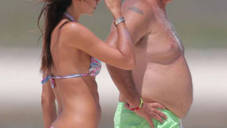 Вижте един опитомен плейбой на плажа