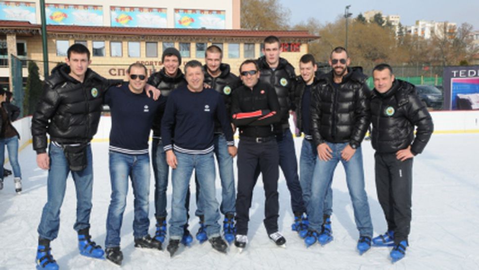 Мъжкият волейболен отбор на Добруджа 07 се забавлява на ледената пързалка в Добрич