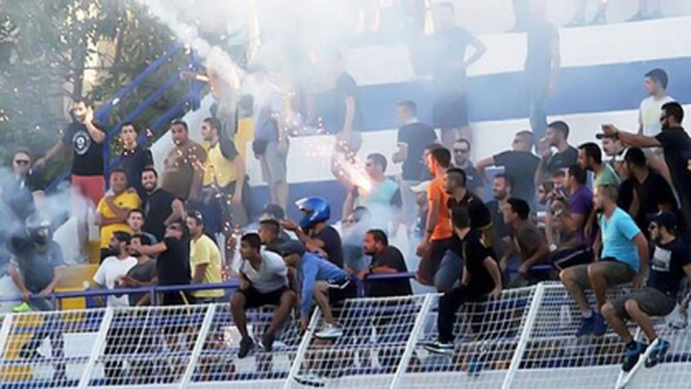 Ултраси на АЕК превърнаха терен в бойно поле (видео)
