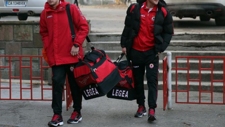 "Червените" с 24 футболисти в Гърция