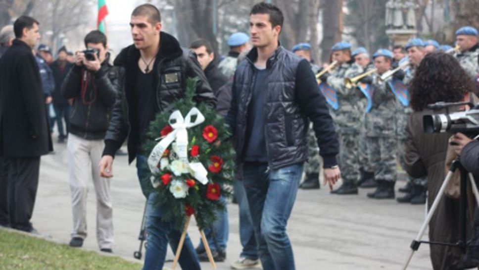 Юношите на Ботев Пд поднесоха цветя пред паметника на Христо Ботев