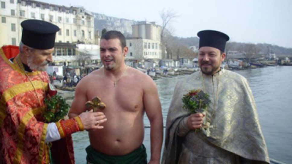 Атлет извади Богоявленския кръст в Балчик