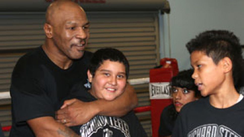 Тайсън учи деца на своите прословути комбинации