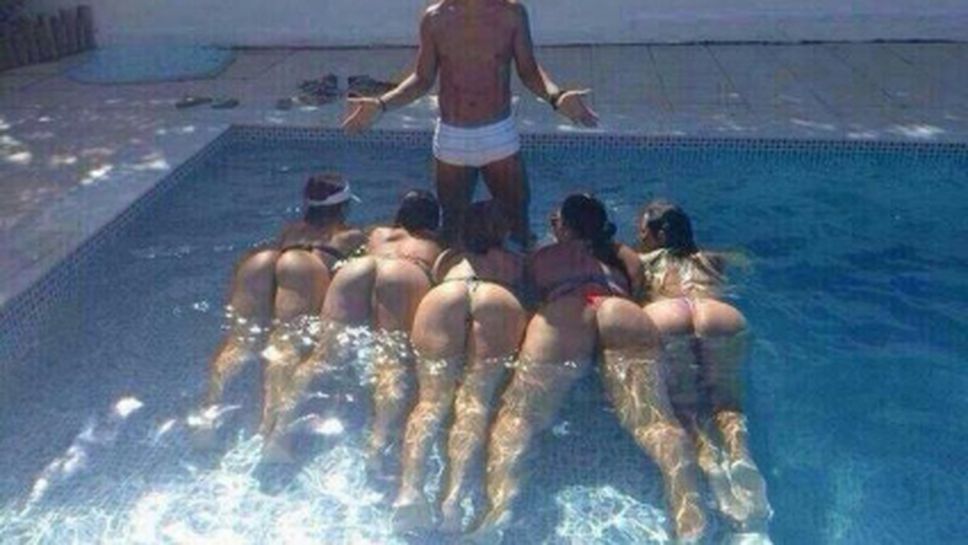Скандална снимка на Роналдиньо обикаля интернет