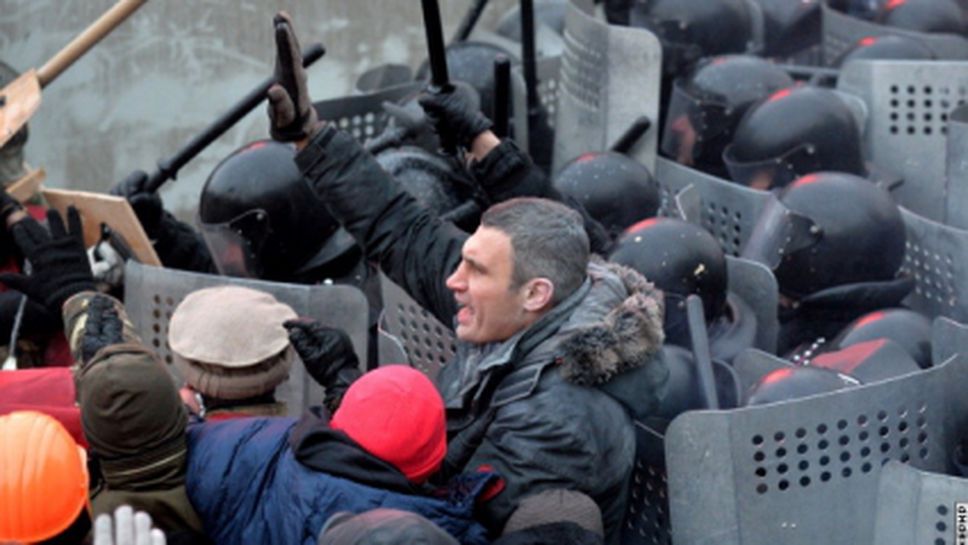 Опръскаха Витали Кличко с пожарогасител (ВИДЕО)