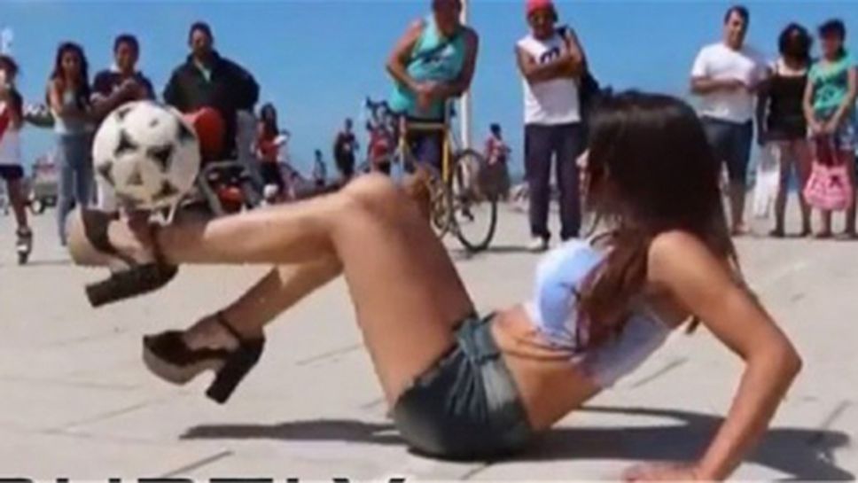 Аржентинска красавица жонглира умело с футболна топка (видео)