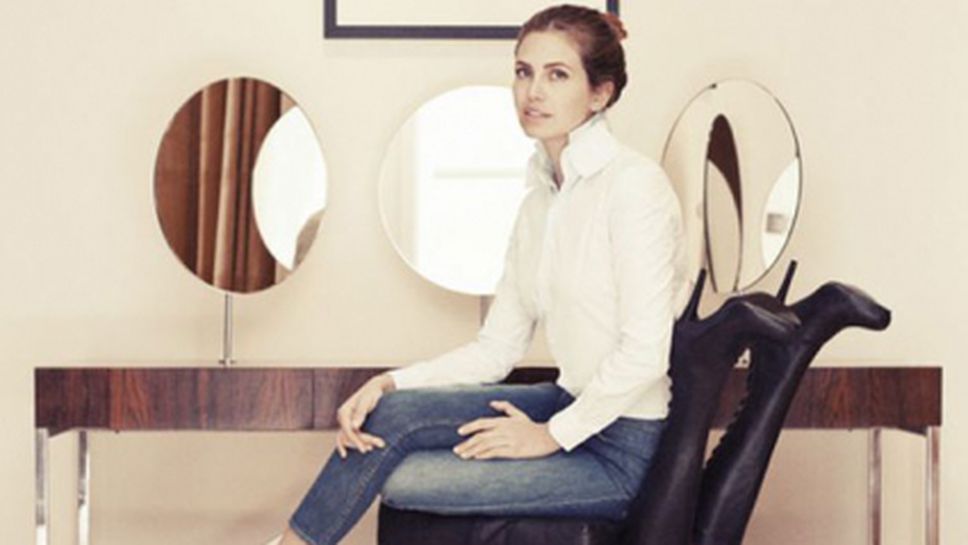 Приятелката на Абрамович взриви скандал с кресло от тъмнокожа манекенка