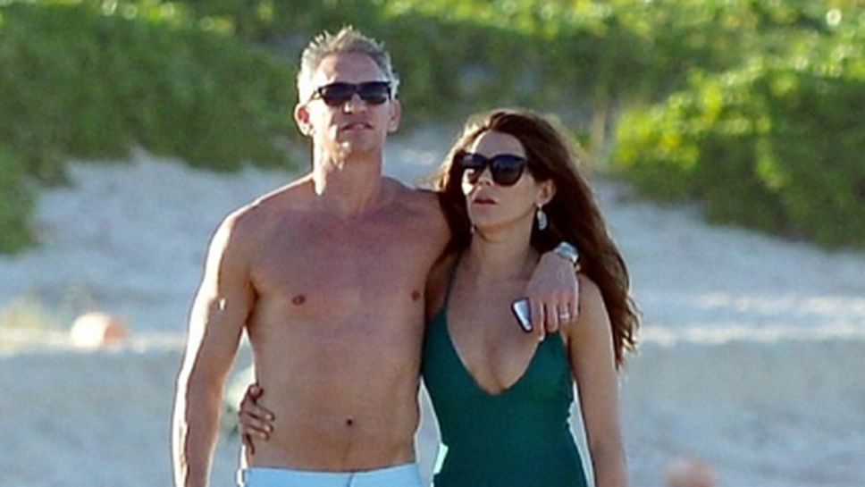 Гари Линекер и хубавата Даниел влюбени на плажа (снимки)