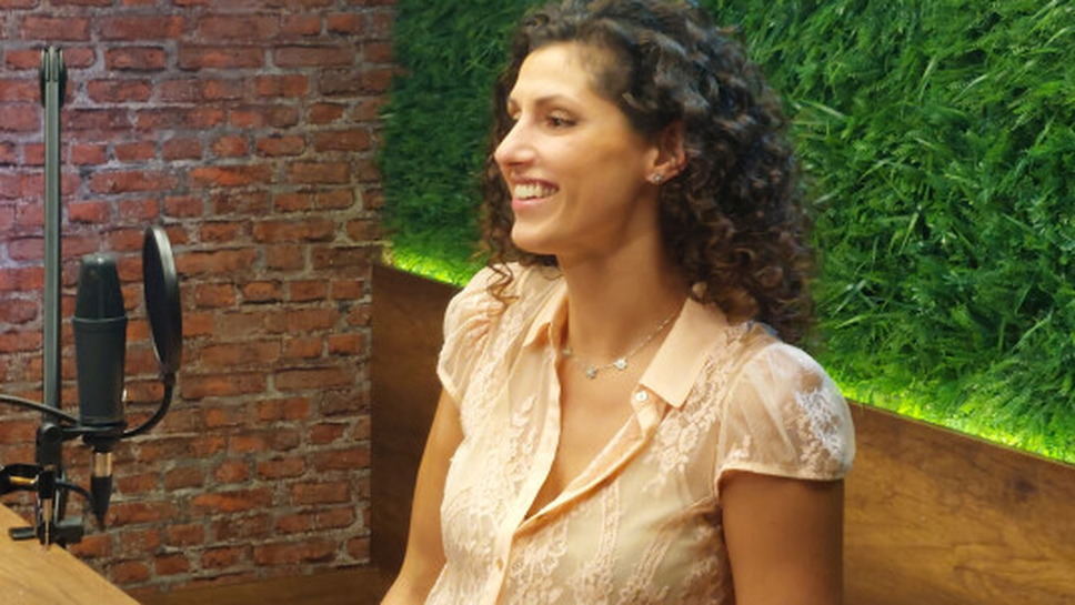 Ева Янева: Топката пада, усмивката - не