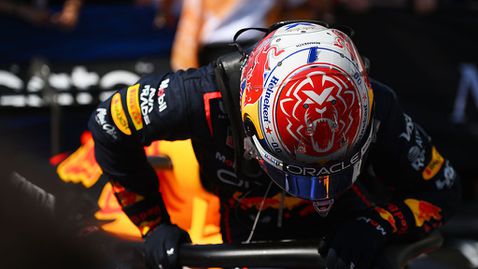 Верстапен представи специалната каска за трите си домашни състезания