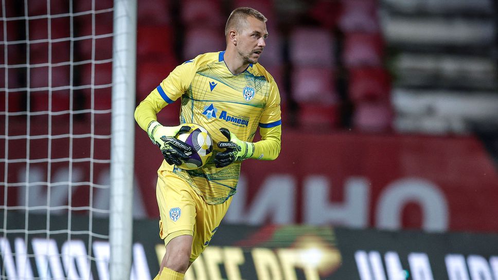 Вратарят на Черно мореПламен Илиев ще пази с изображение на