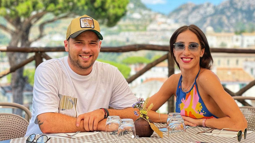 Грация поля годежа си на яхта