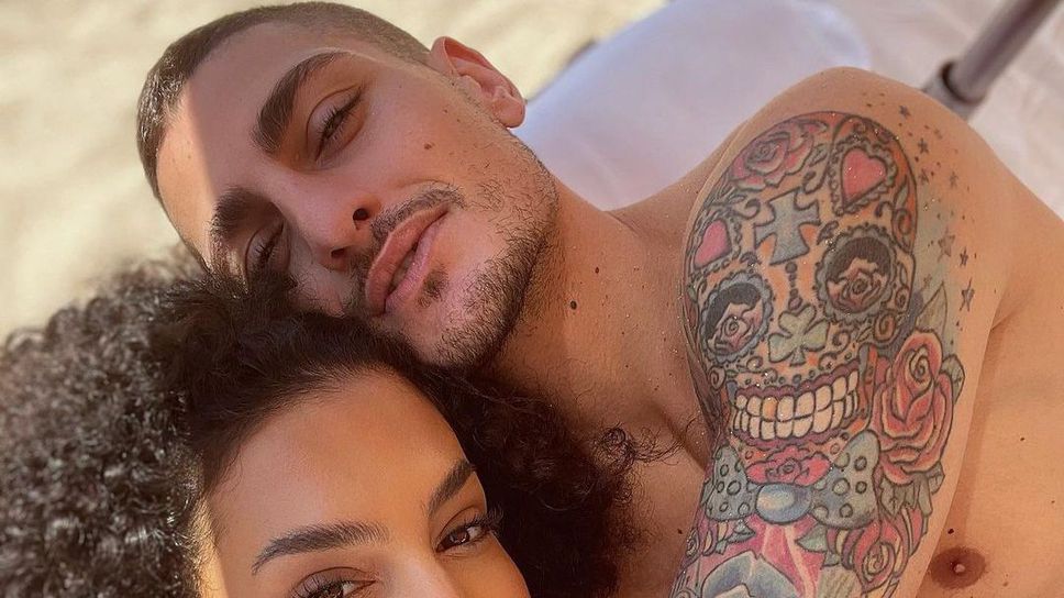 Жената на Верати обра точките по бански