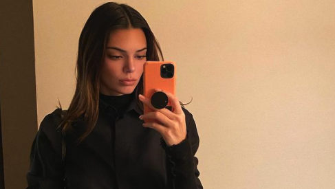 Кендъл Дженър остана чисто гола в нова фотосесия