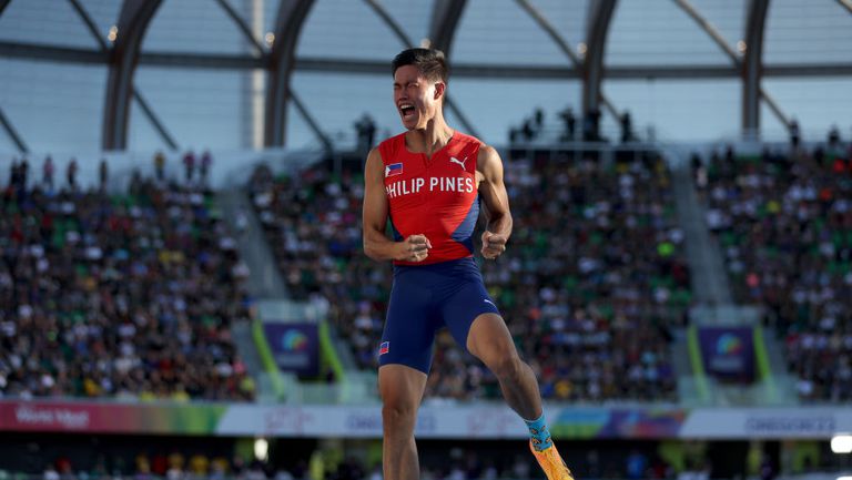 Филипинският състезател Ърнест Джон Обиена постигна 5 81 метра за победата