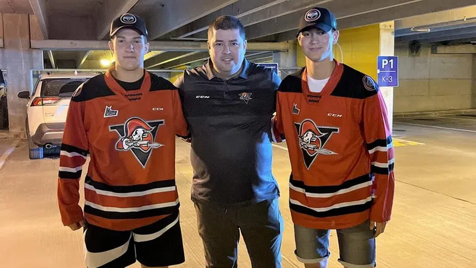 Нино Томов дебютира за новия си канадски хокеен отбор