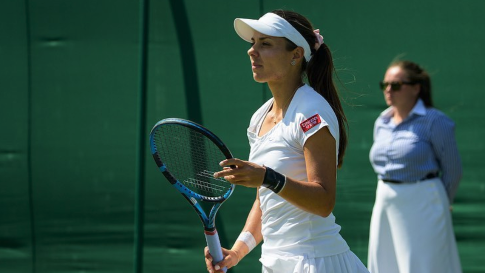 Виктория Томова със сет предимство срещу Ализе Корне на турнира по тенис в Чикаго, мачът бе прекъснат