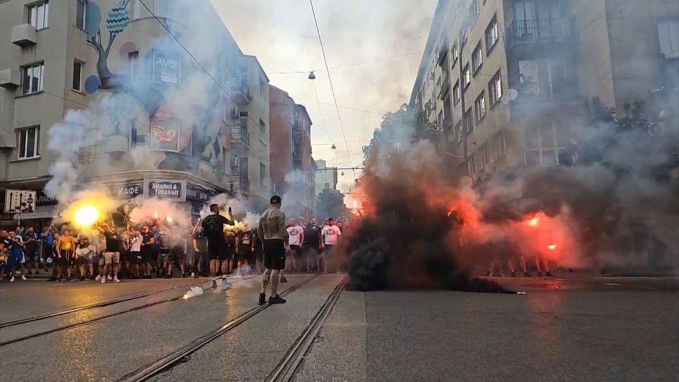 Центърът на София потъна в дим по време на "синьото" шествие
