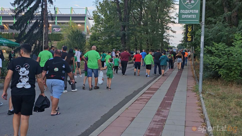 Феновете на Лудогорец се събраха около стадиона преди двубоя срещу Аякс