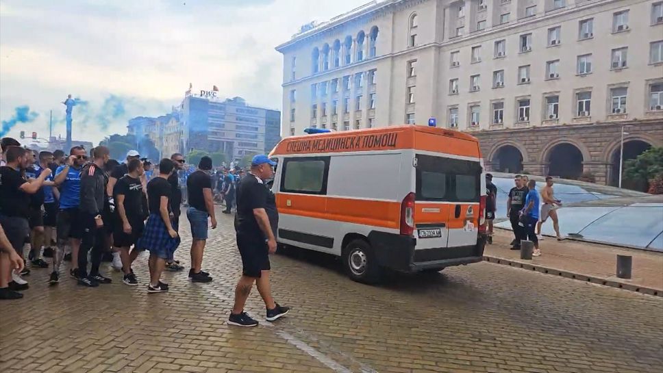 Феновете на Левски направиха коридор за линейка