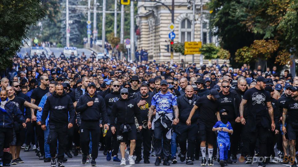 "Сините" запалянковци направиха шествие до "Васил Левски", фенка припадна в центъра на София