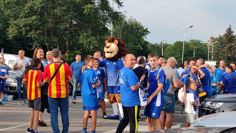 Лъвът на Левски и запалянковците посрещнаха "сините" на стадиона