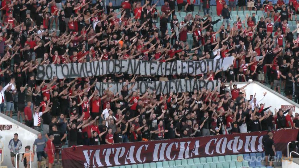 Високо напрежение! Феновете на ЦСКА подкараха футболисти и треньор