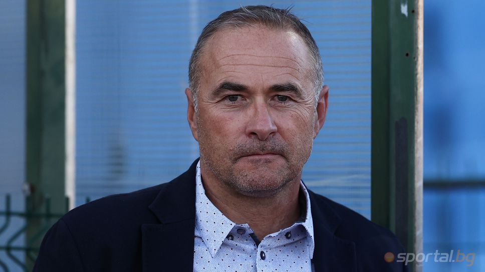 Спортният директор на ЦСКА Бойко Величков говори пред репортерите след