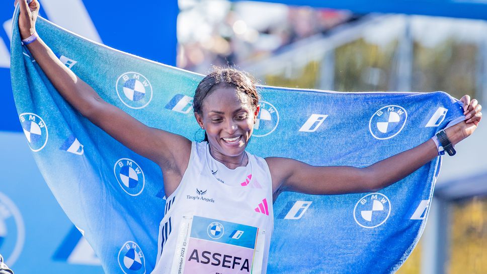 Тигист Асефа постави световен рекорд при жените, Елиуд Кипчоге постигна историческа победа в Маратона на Берлин