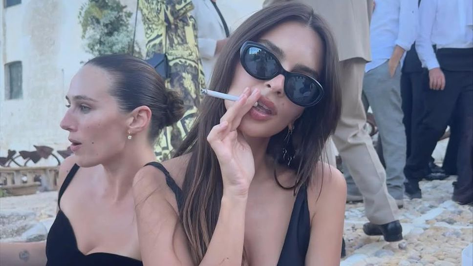 Емили напомни за огромното си деколте