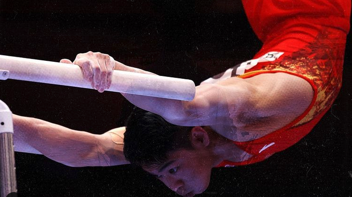 Ху спечели титлите на успоредка и висилка на СП по спортна гимнастика