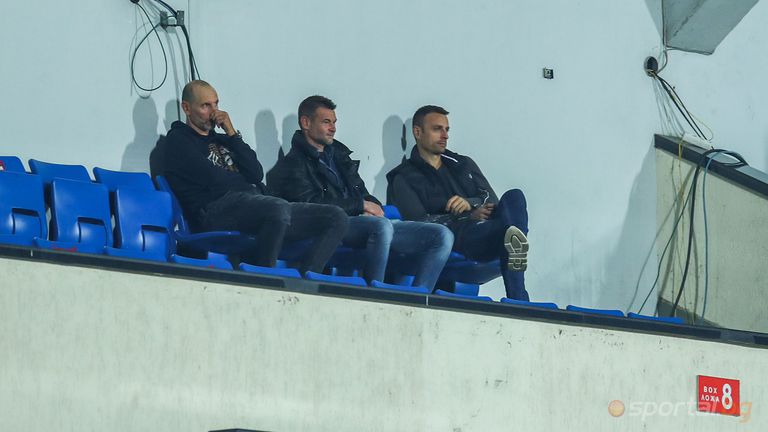 Димитър Бербатов и Мартин Петров наблюдават мача между Хебър и Берое