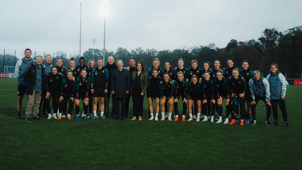 Германският канцлер Олаф Шолц посети тренировката на националния отбор по футбол за жени