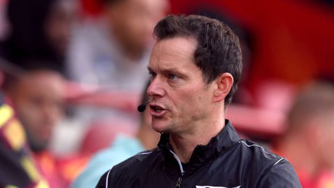 Реферът, който се провали на ВАР на Тотнъм - Ливърпул, се завръща