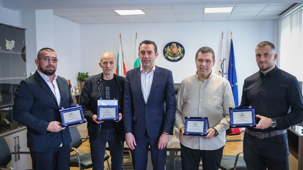Министърът на младежта и спорта Иван Пешев връчи почетни плакети
