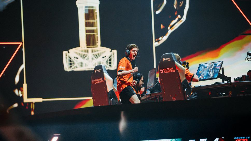 Звездата Джейк "Boaster" Хаулет остава във Fnatic