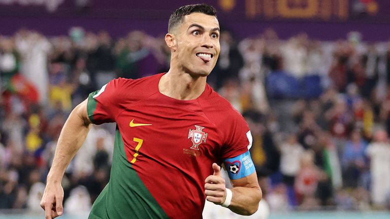 Суперзвездата на ПортугалияКристиано Роналдо беше избран от футболните фенове за