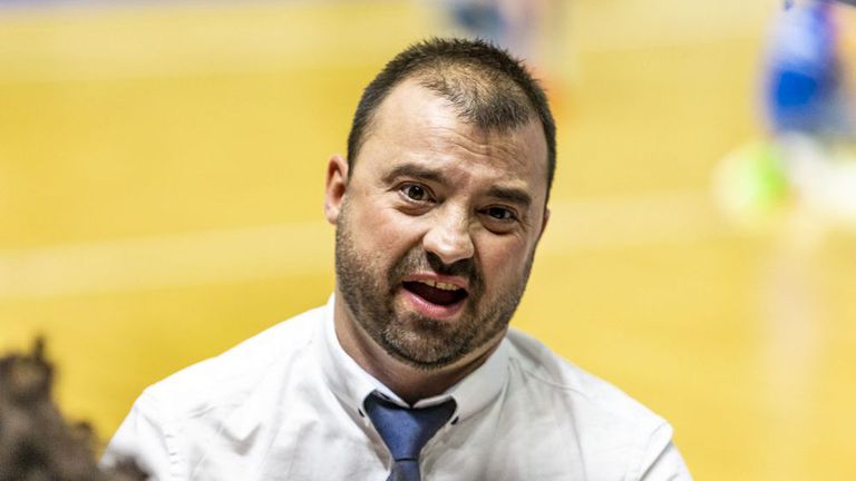 Старши треньорът на Рилски спортист Людмил Хаджисотиров говори пред клубния