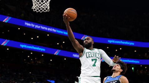 Джейлън Браун поведе Селтикс към победа над осакатените Меджик