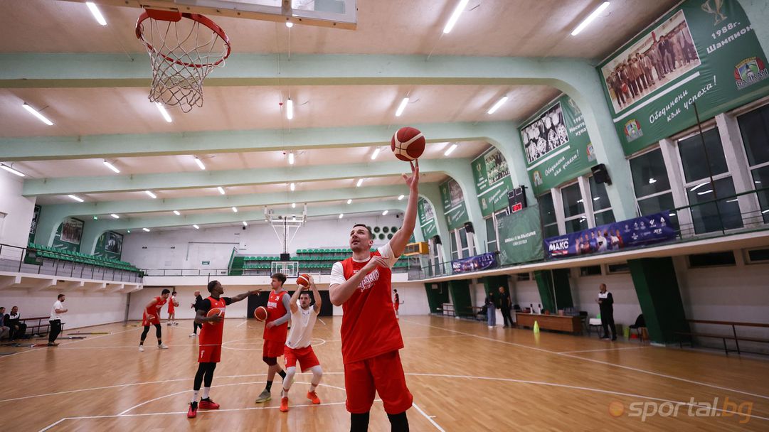 Националите тренират в завидно настроение преди сблъсъка с Армения, но в друга зала