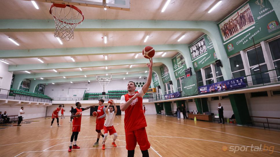 Националите тренират в завидно настроение преди сблъсъка с Армения, но в друга зала