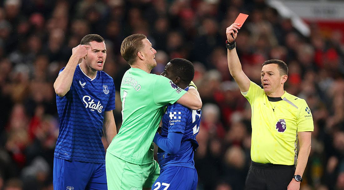 ФА отхвърли жалбата на Евертън за фамозния червен картон на Гей
